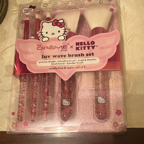 🎀 Hello Kitty x The Crème Shop luv wave makeup brush set NWT - Picture 6 of 15